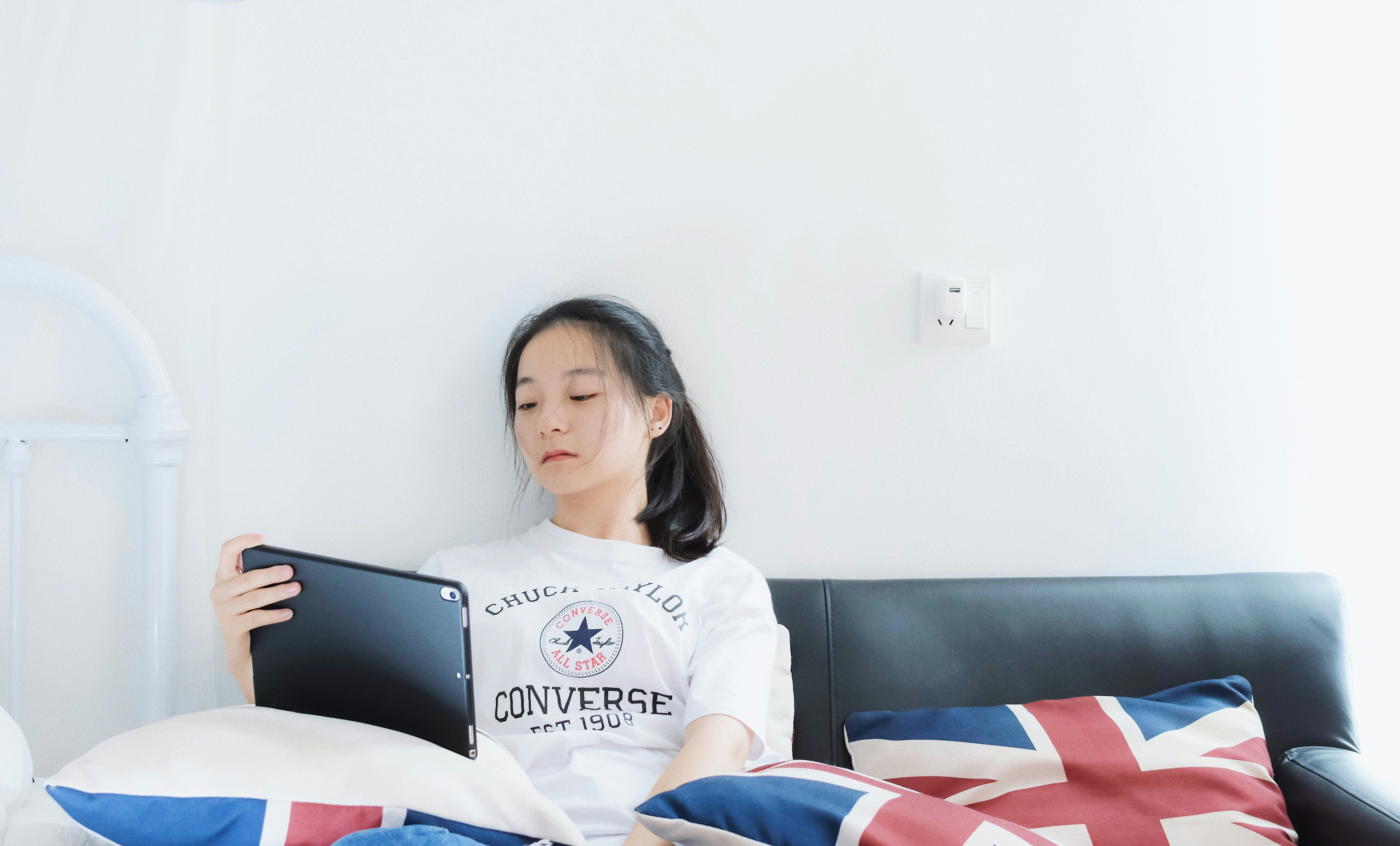 집에서 태블릿으로 개인 건강검진 리포트를 확인하며 건강 관리를 하는 모습