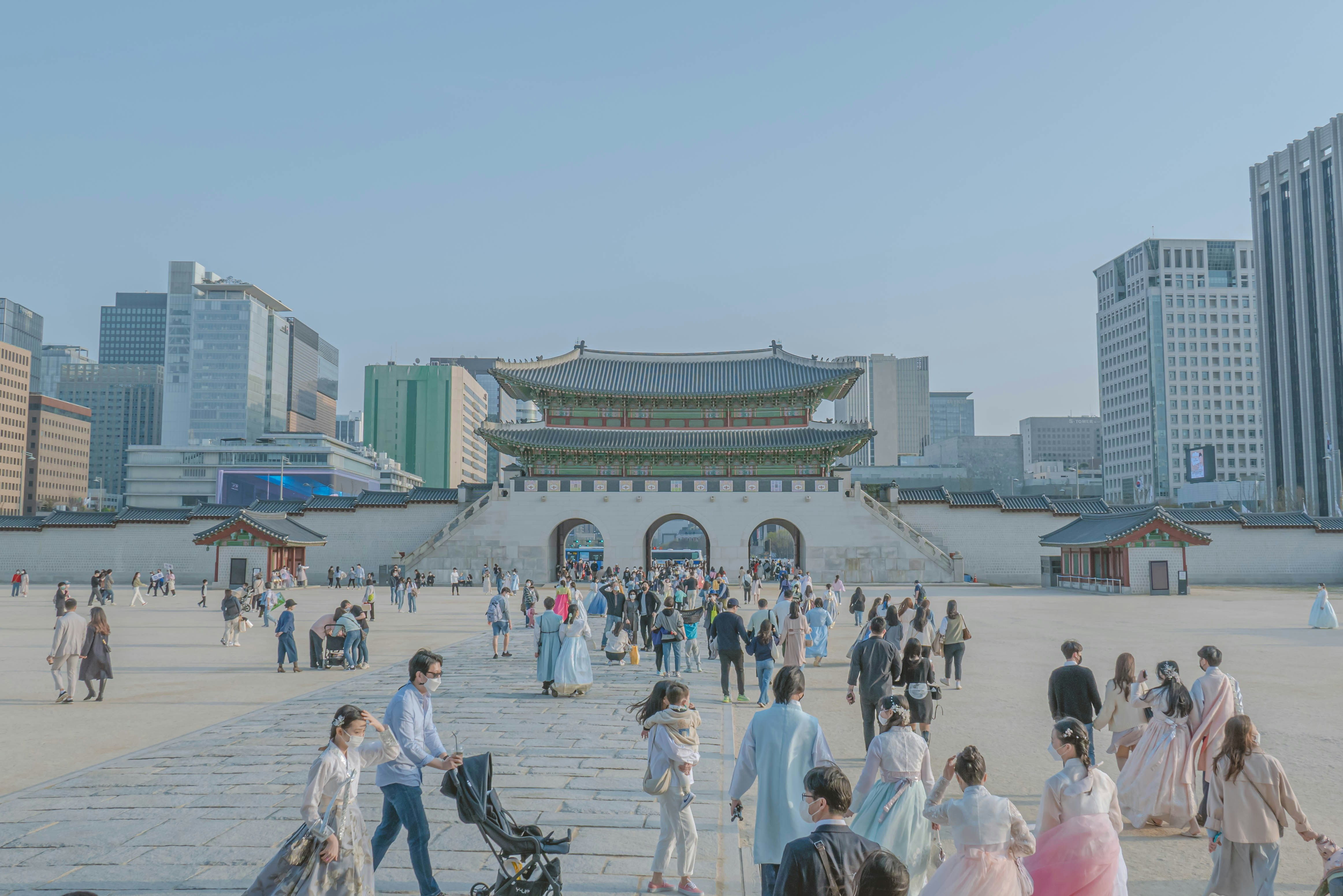 2026년 국민연금 개편 사항을 검토하며 노후 자금 계획을 세우는 사람