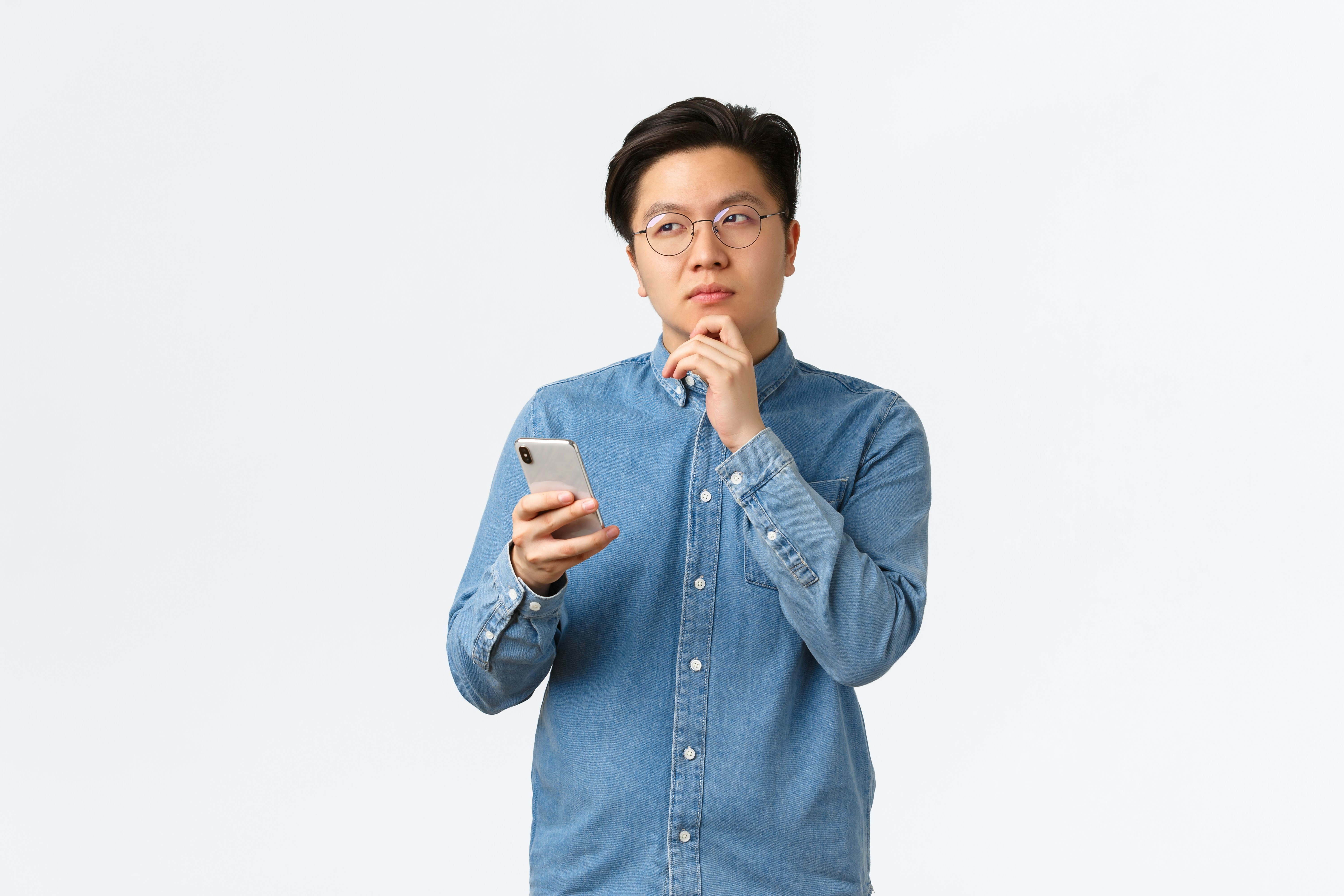 스마트폰으로 디지털 금융을 이용하는 청소년