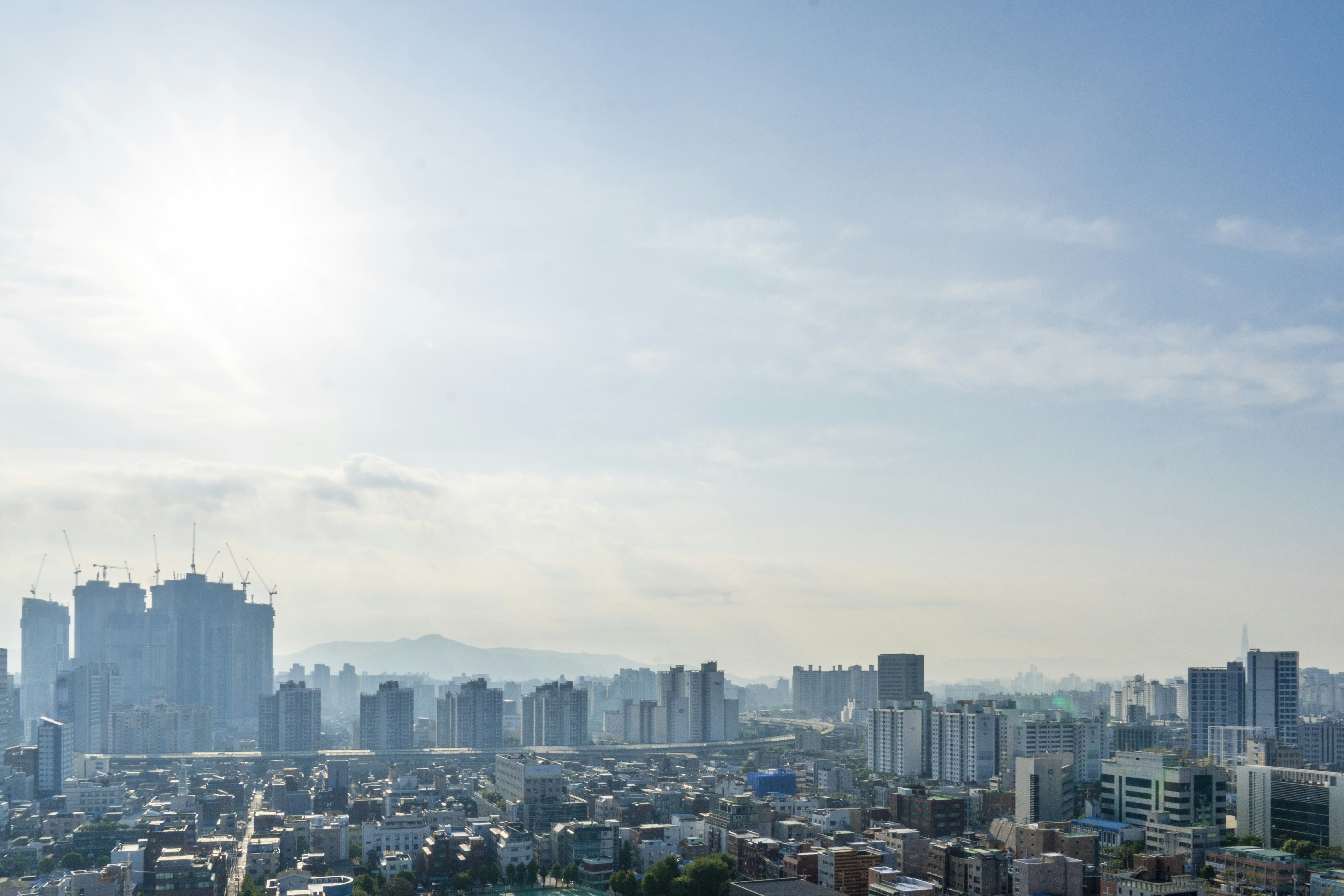 ESG 경영의 세 가지 축인 환경, 사회, 지배구조를 상징하는 현대적인 비즈니스 회의 장면